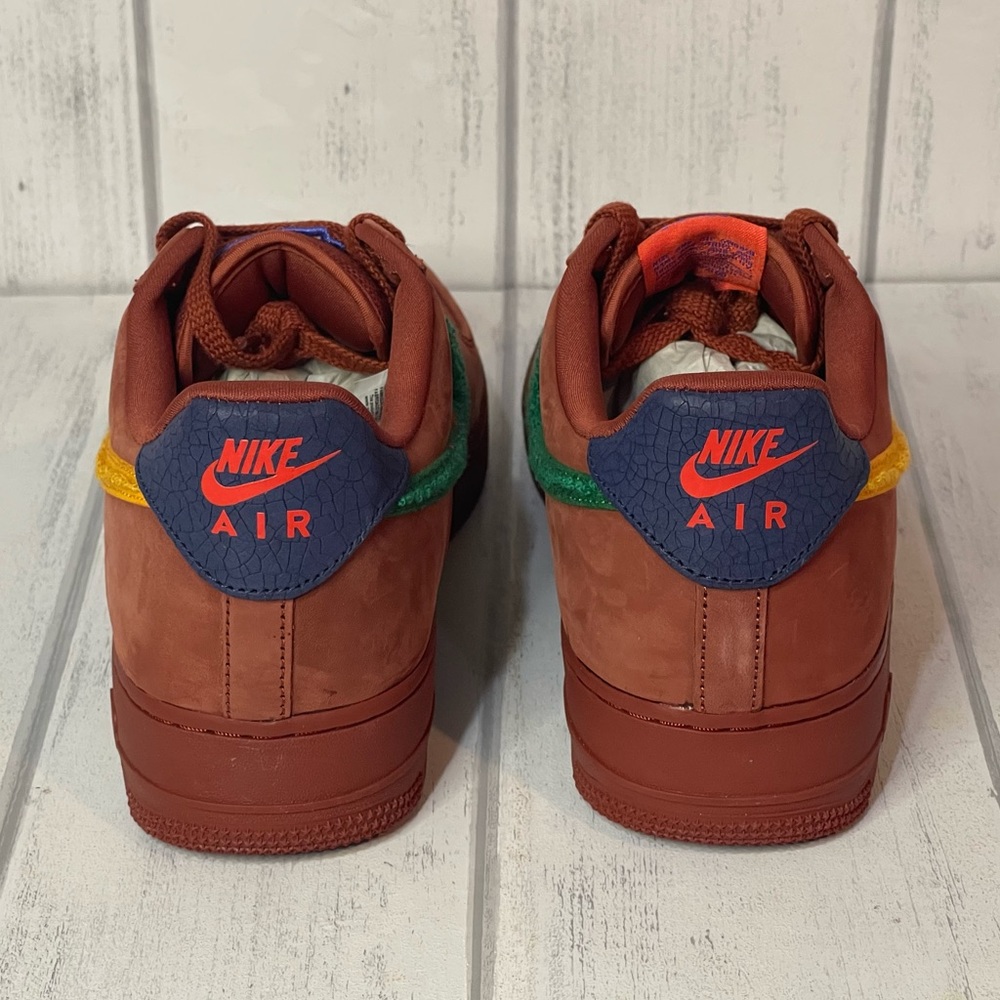 NIKE Men's  Air Force 1 Low Somos Familia Redstone size 10.5 US - Picture 6 of 12